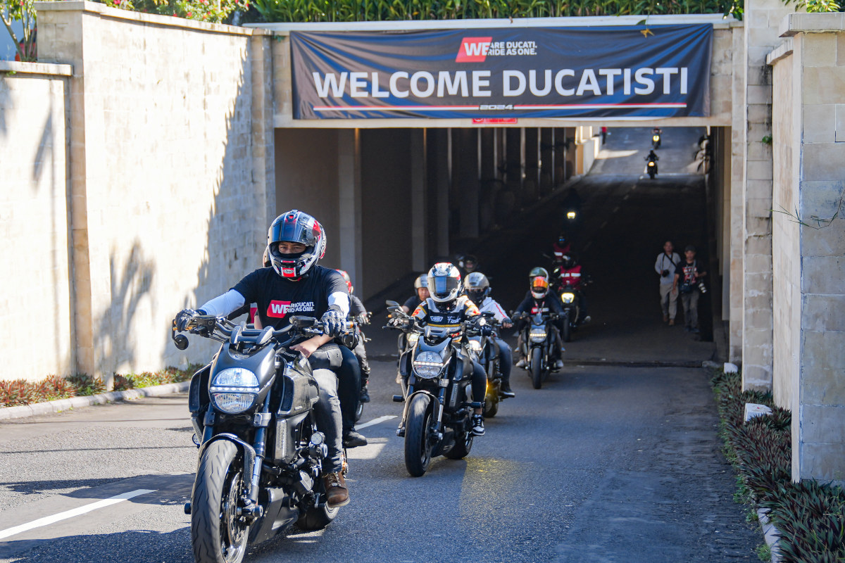 Candi Prambanan Diserbu 305 Ducati, Pecahkan Rekor MURI di Event We Ride As One peserta terdiri dari anggota klub resmi DOCI dan DSO. Jga sebagian melakukan touring dari kota Jakarta sehari sebelumnya.