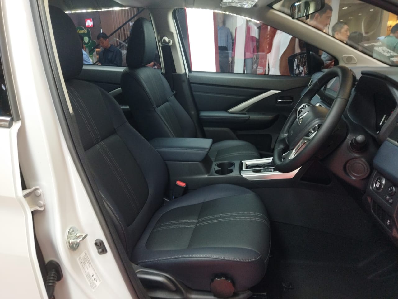 Kabin Xpander Cross Elite Limited Edition dengan jok lebih elegan
