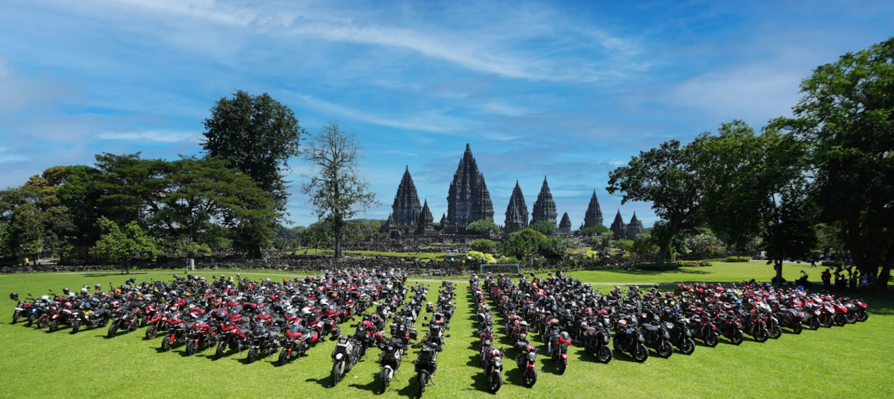 Candi Prambanan Diserbu 305 Ducati, Pecahkan Rekor MURI di Event We Ride As One 305 Ducati di Candi Prambanan pecahkan rekior MURI