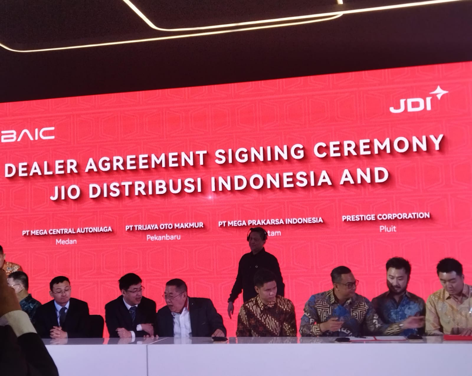 Rudy Salim, CEO Prestige Motorcars (kedua dari kanan) saat penandatanganan kesepakatan pembukaan diler BAIC