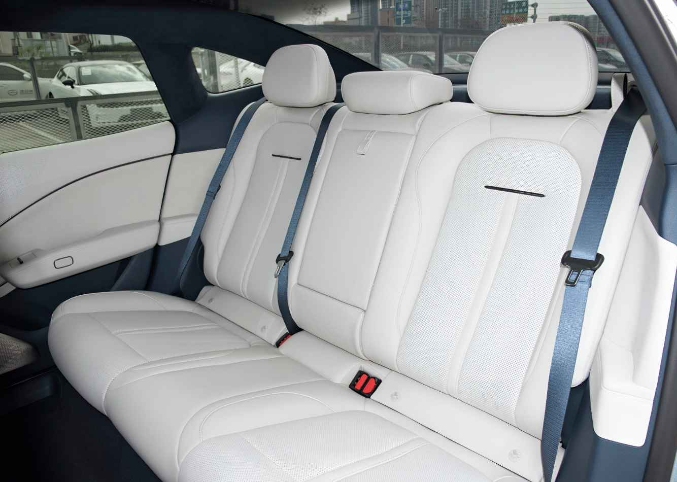 Ruang kaki dan kepala di baris kedua terasa lega