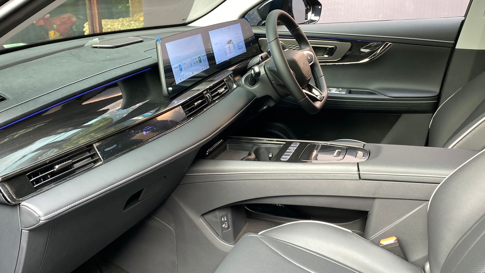 Interior terbaru Chery Omoda E5 serba hitam