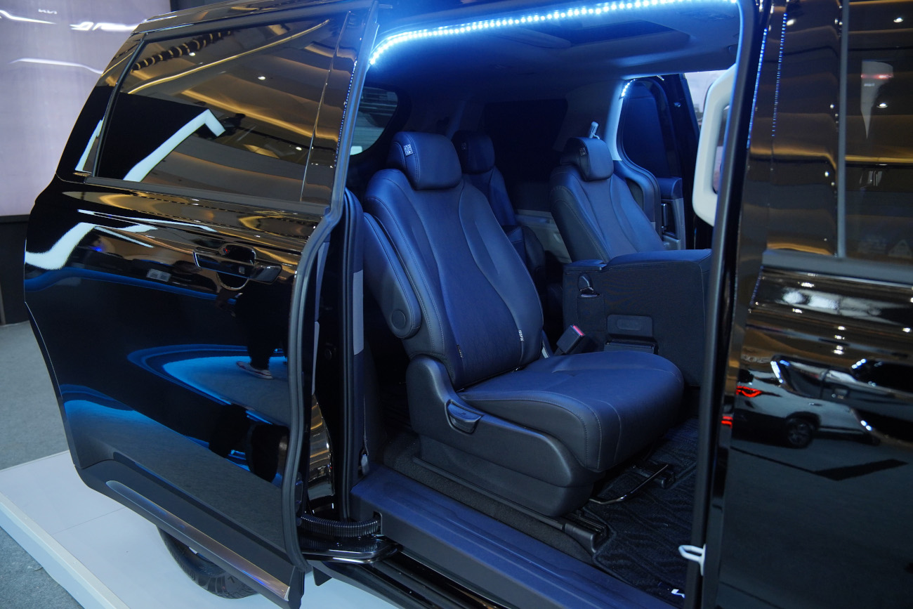 Jok baris kedua dan ketiga juga diberikan sederet fitur