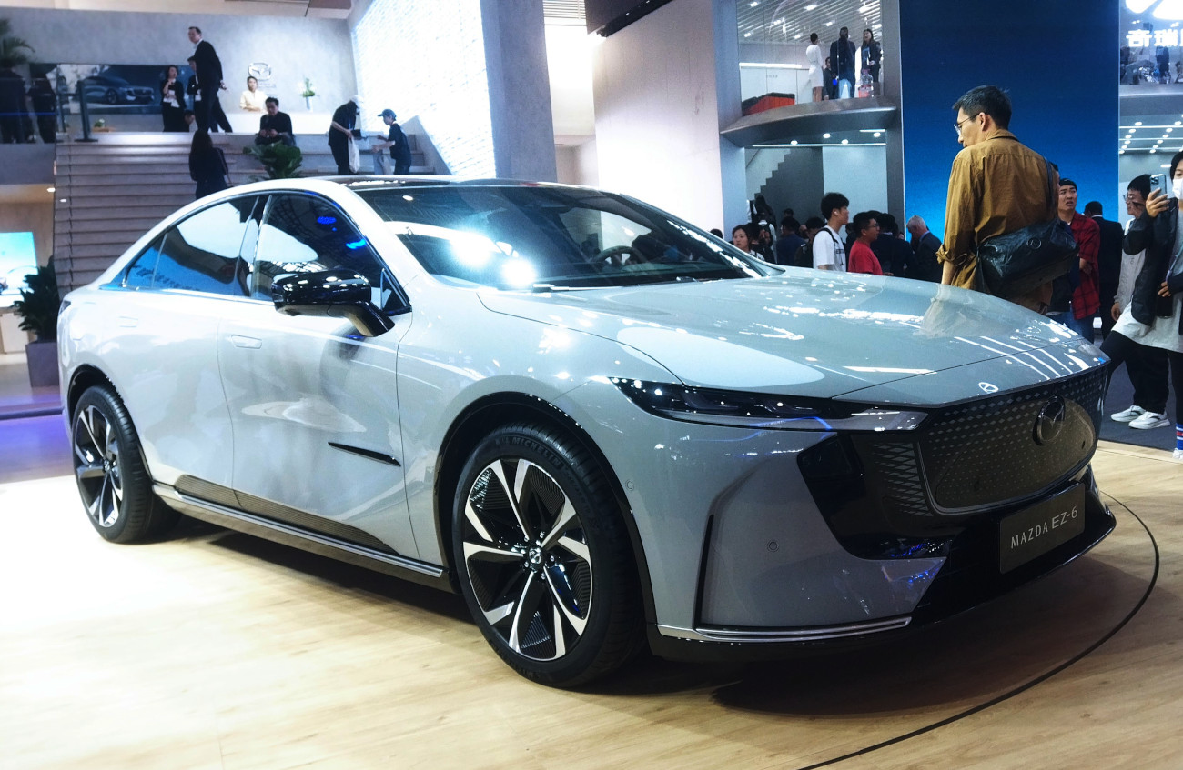 Spesifikasi Mazda EZ-6 memiliki panjang 4.921 mm, lebar 1.890 mm dan tinggi 1.485 mm