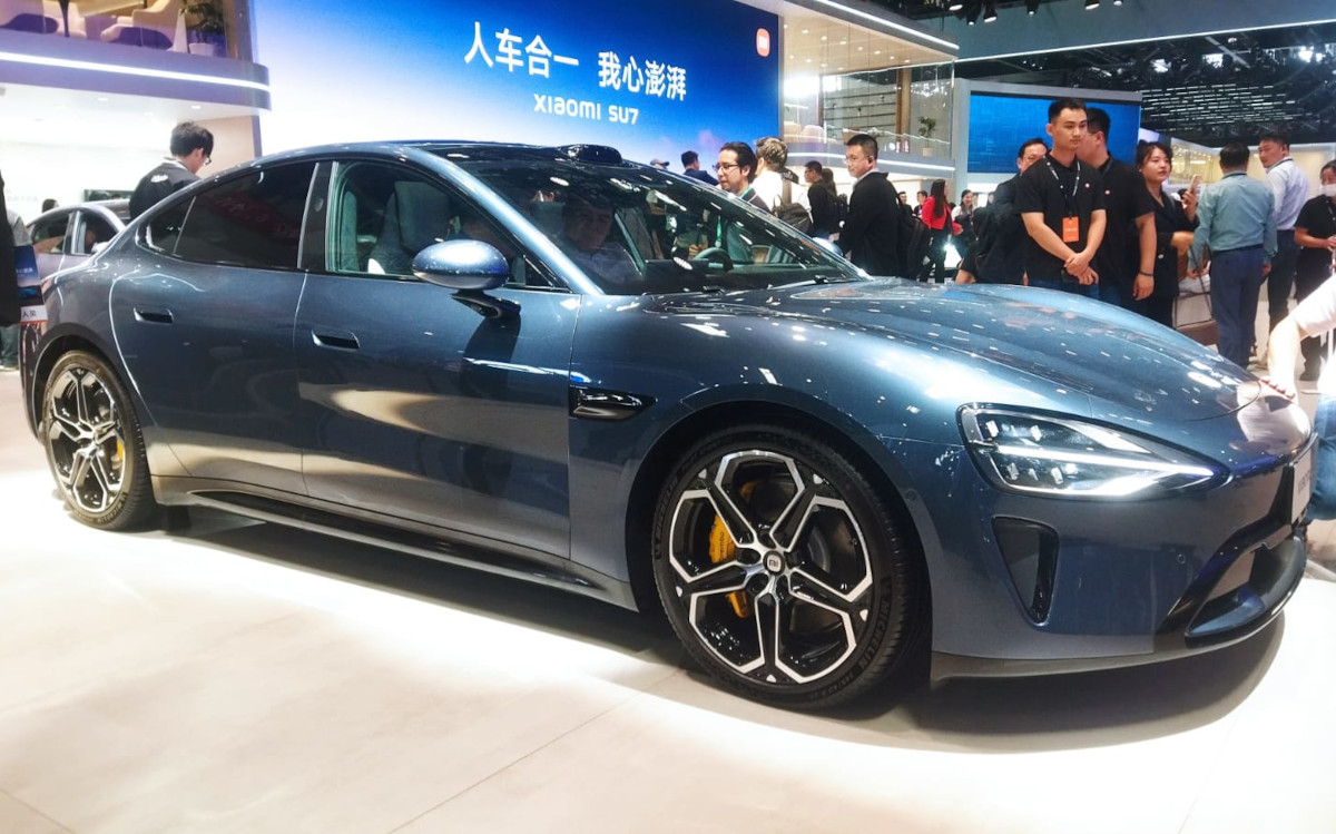 Lihat Langsung Sedan Listrik Xiaomi SU7 Diantre Sampai Mejeng di Counter Hape-nya di Mall Bagian samping versi flagship Xiaomi SU7 Max