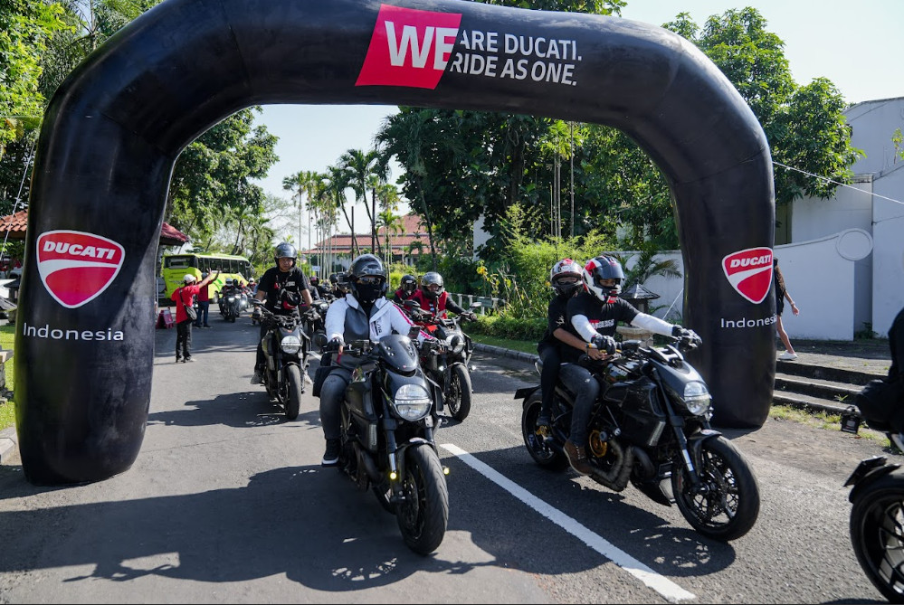 Candi Prambanan Diserbu 305 Ducati, Pecahkan Rekor MURI di Event We Ride As One Para peserta berdatangan ke Candi Prambanan