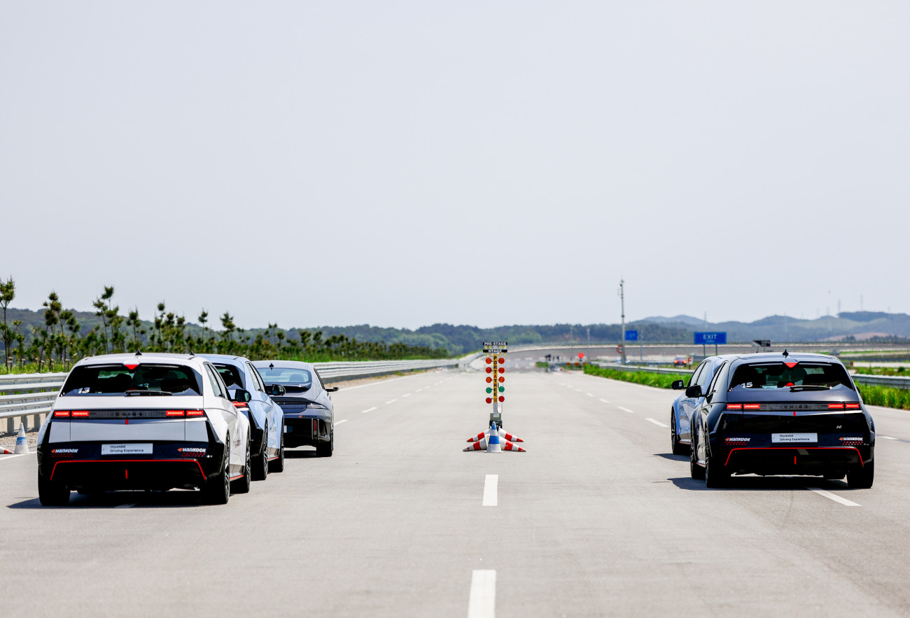 Ini Rahasia Hyundai Ioniq 5 N Begitu Nikmat Dikemudikan, Ngebut Banget! Keberingasan Ioniq 5 N raih 402 meter menyentuh 200 km/jam