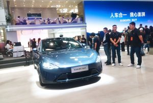 Lihat Langsung Sedan Listrik Xiaomi SU7 Diantre Sampai Mejeng di Counter Hape-nya di Mall