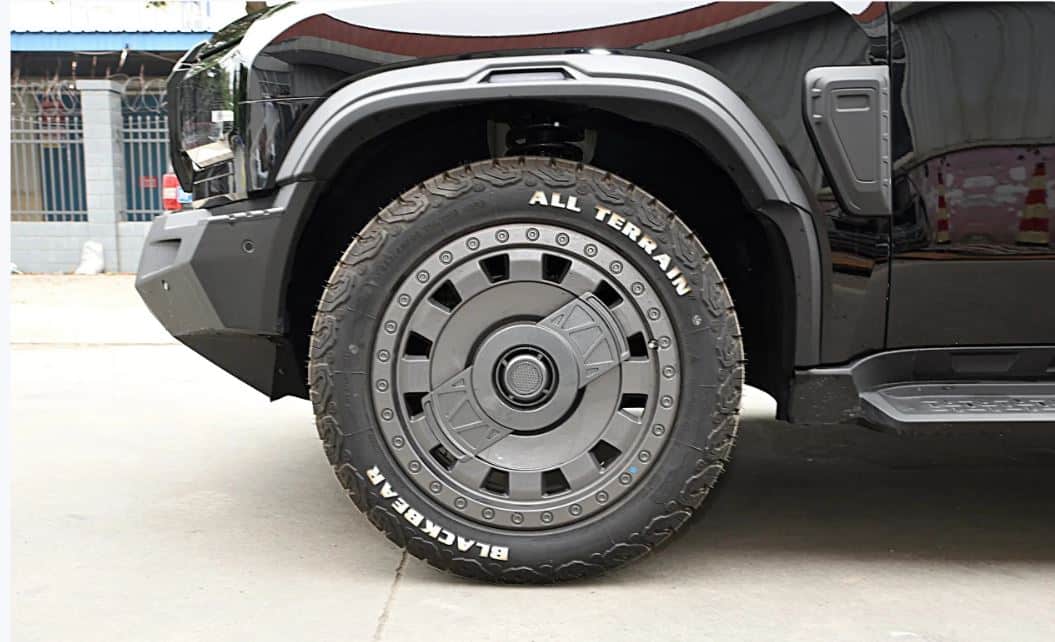 Model ini pakai ban off-road AT ukuran 255/55 R20 