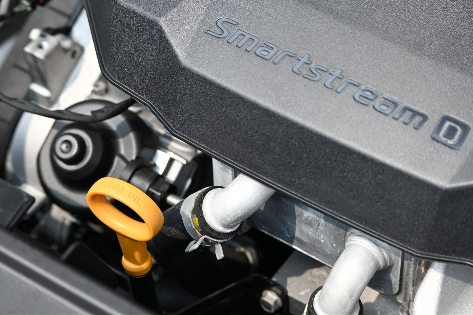 Saat mesin menyala dan kendaran beroperasi, aliran bahan bakar yang konstan turut membantu membersihkan injektor dan kotoran