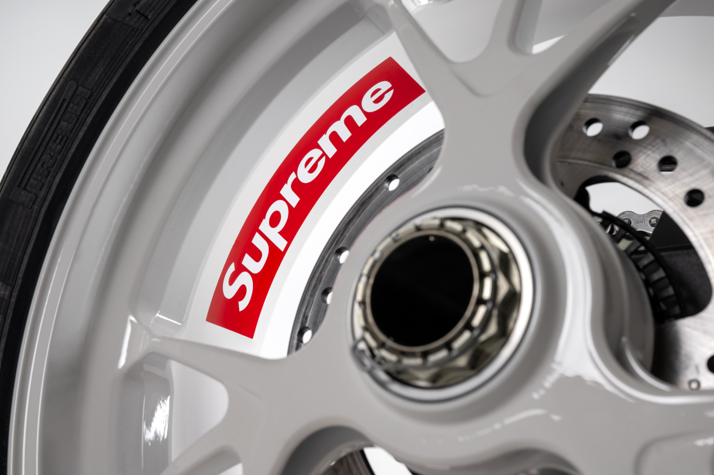 Logo Supreme sudah diembos sampai ke velg