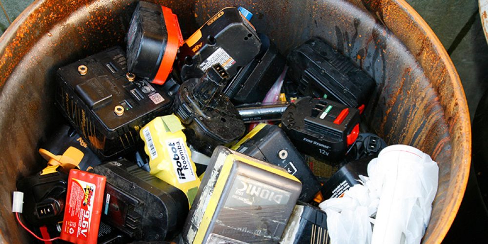 Jangan charge sepeda listrik di dekat barang-barang mudah terbakar