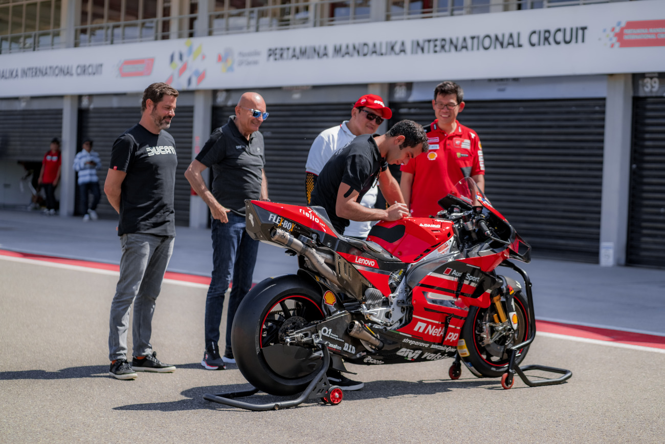Petrucci membubuhkan tanda tangan di tangki Desmosedici GP20, ia bergabung dengan tim pabrikan dari tahun 2019 - 2020
