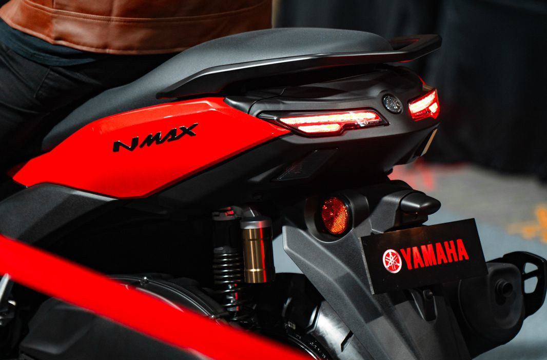 Foto Lengkap Yamaha NMAX Turbo Punya 2 Mode Berkendara Buritan Yamaha NMAX Turbo lebih pipih full LED