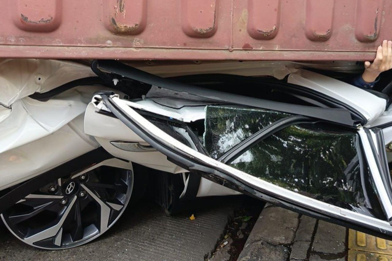 Hyundai Creta ringsek tertimpa truk kontainer