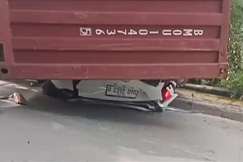 Hyundai Creta ringsek tertimpa truk kontainer