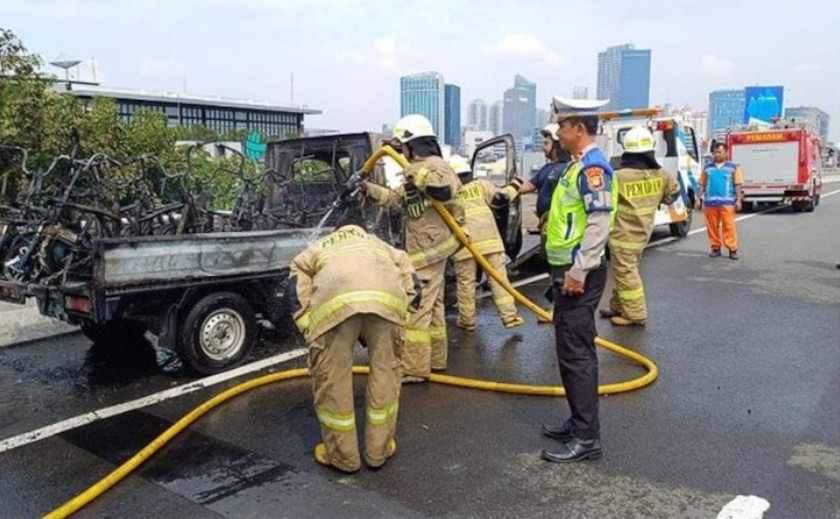 Pikap angkut sepeda listrik terbakar