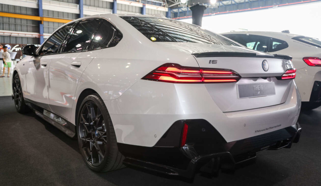 Bagian belakang spesifikasi BMW i5 Limited Edition