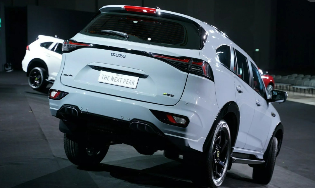 Di bagian belakang, desainer Isuzu menggabungkan lampu belakang LED yang lebar dan ada revisi pada bumper
