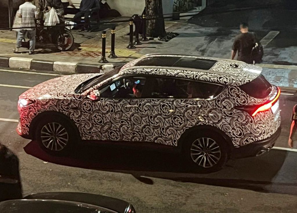 Spyshot Jetour X70 Plus tengah berhenti di lampu merah daerah Petogogan