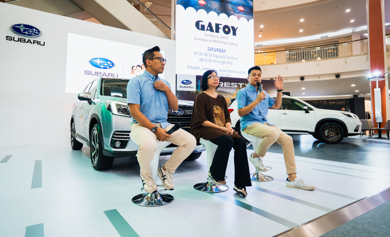 drh. Rajanti (tengah),  dokter hewan dan komunikator hewan terkemuka