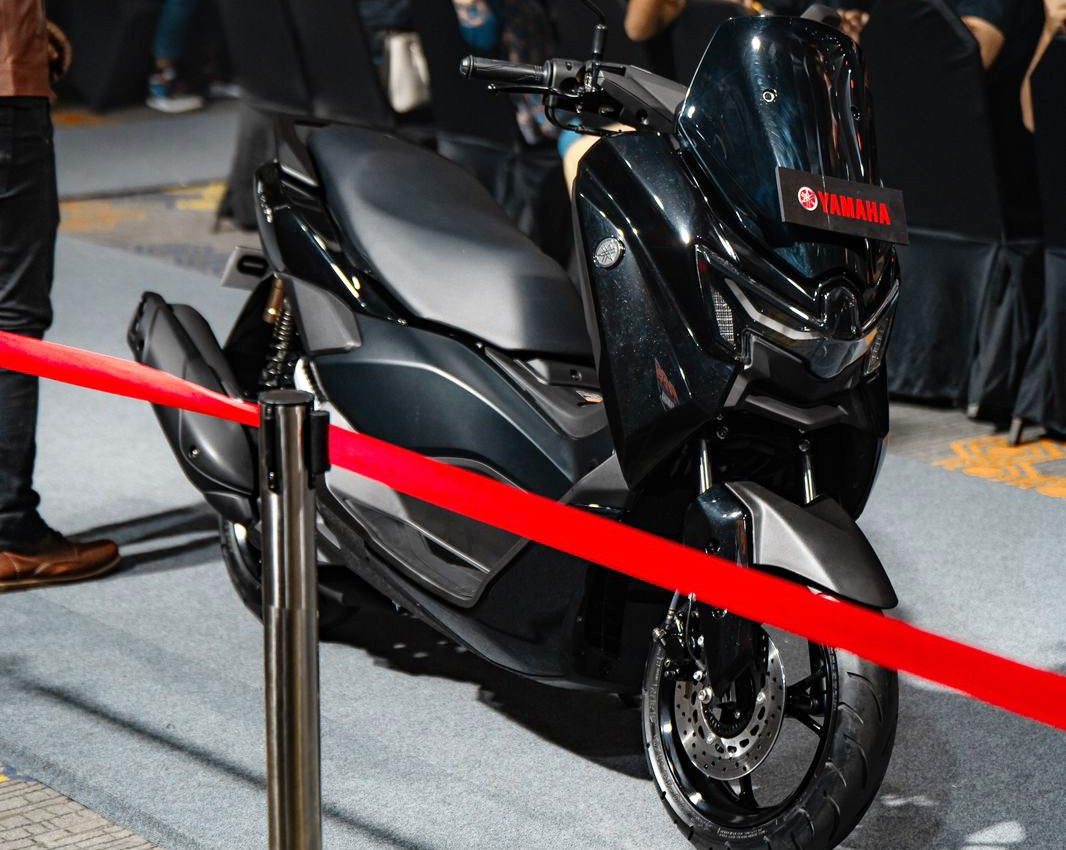 Foto Lengkap Yamaha NMAX Turbo Punya 2 Mode Berkendara yamaha NMAX turbo hitam 1