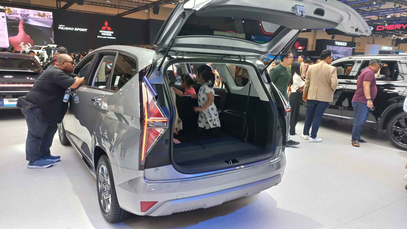 Sederet fitur pendukung dan fitur keselamatan berkendara memperlengkasi Hyundai Stargazer