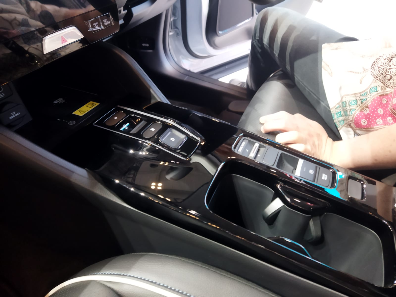 Area konsol tengah Honda e:N1