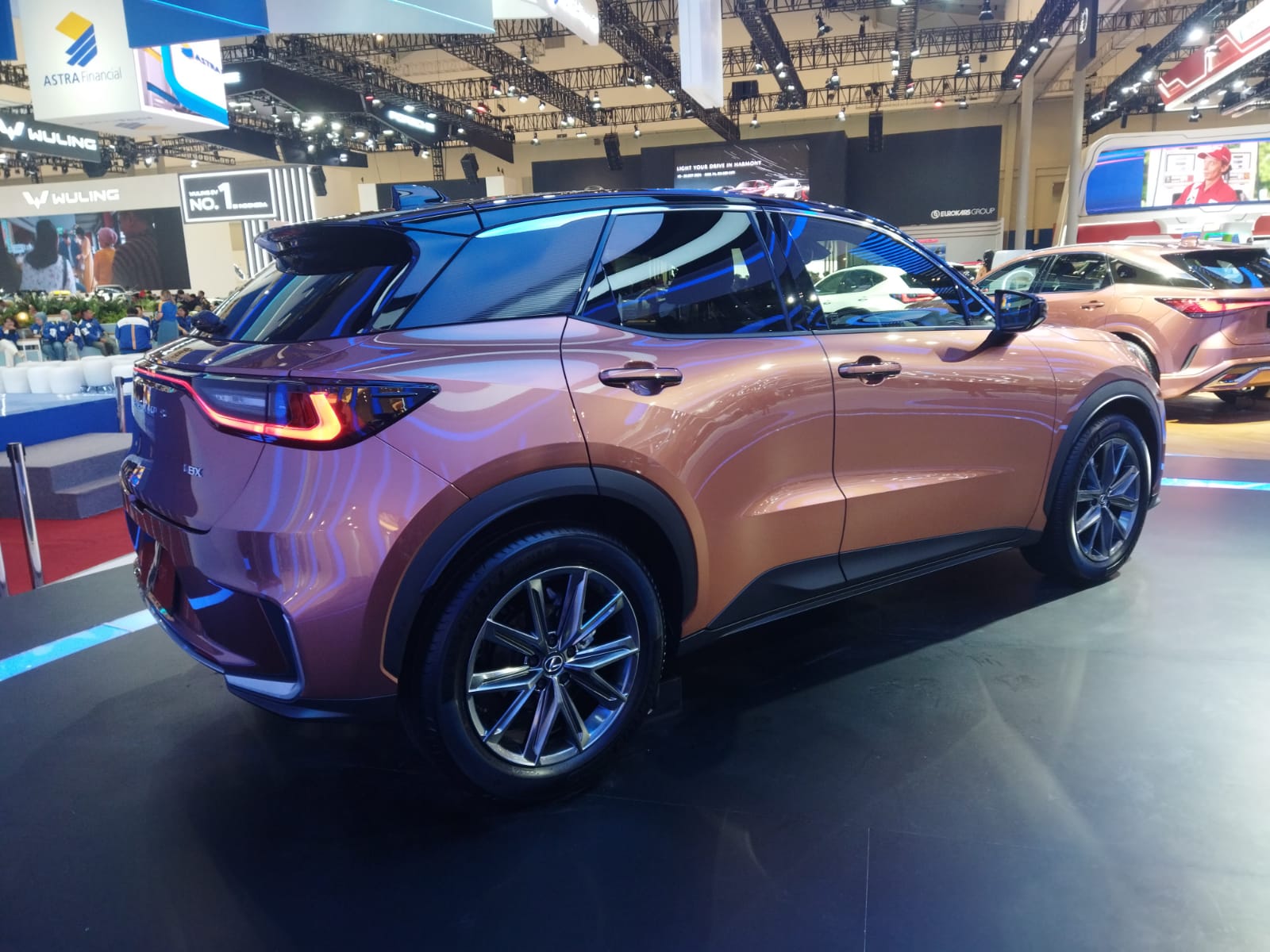 Tampilan samping dan belakang LBX Sport