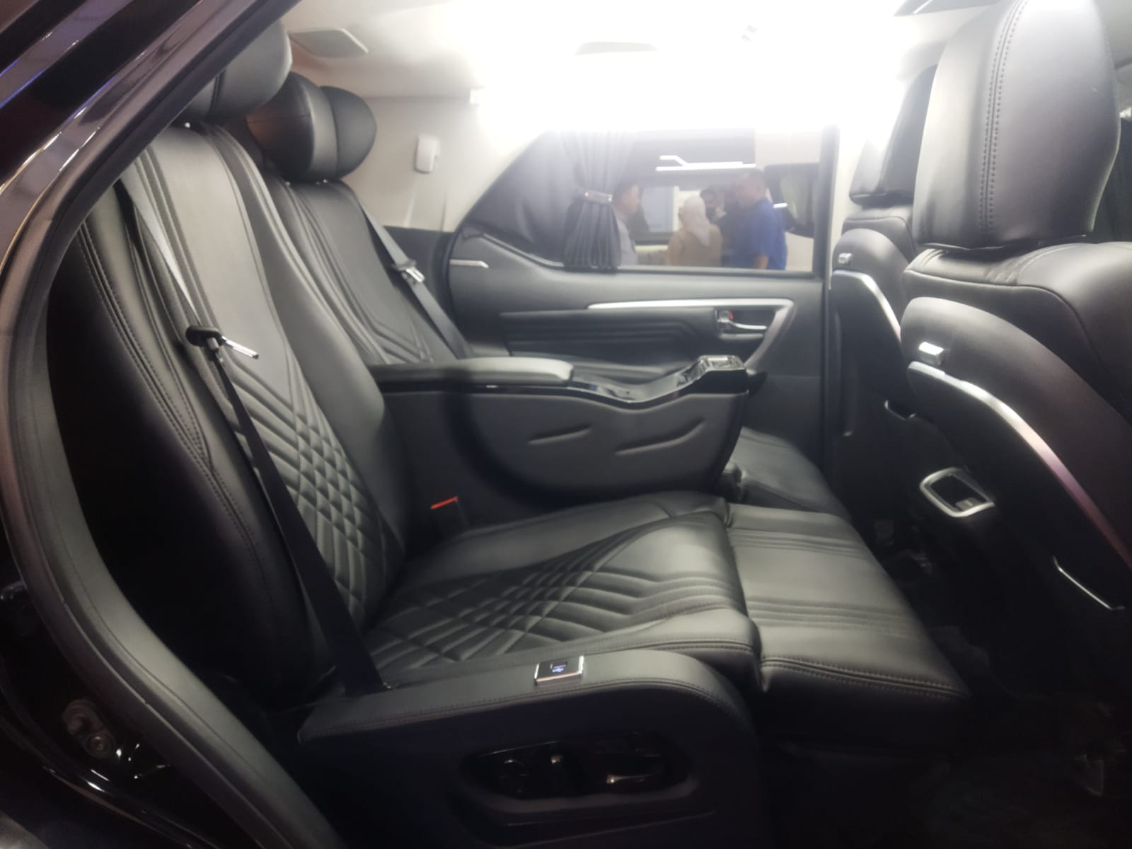 Area baris kedua Toyota Fortuner VIP Lounge