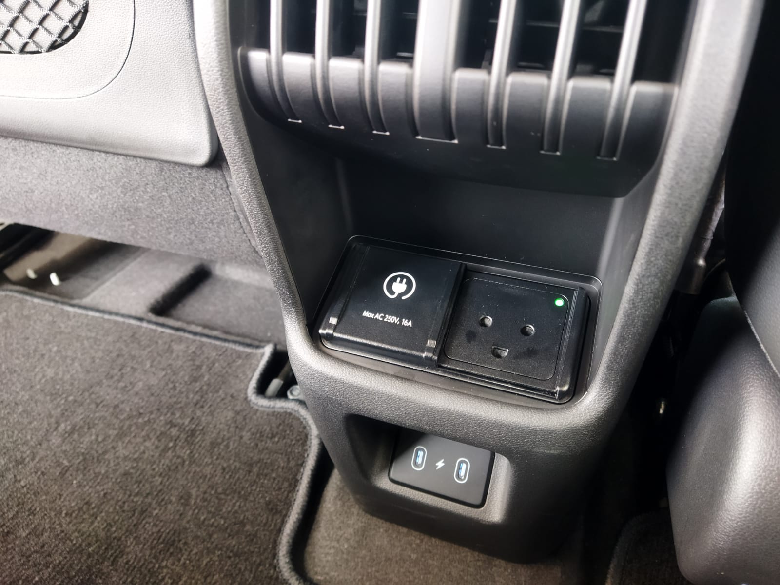 Tetap hadir fitur Vehicle-to-Load (V2L) outdoor maupun indoor