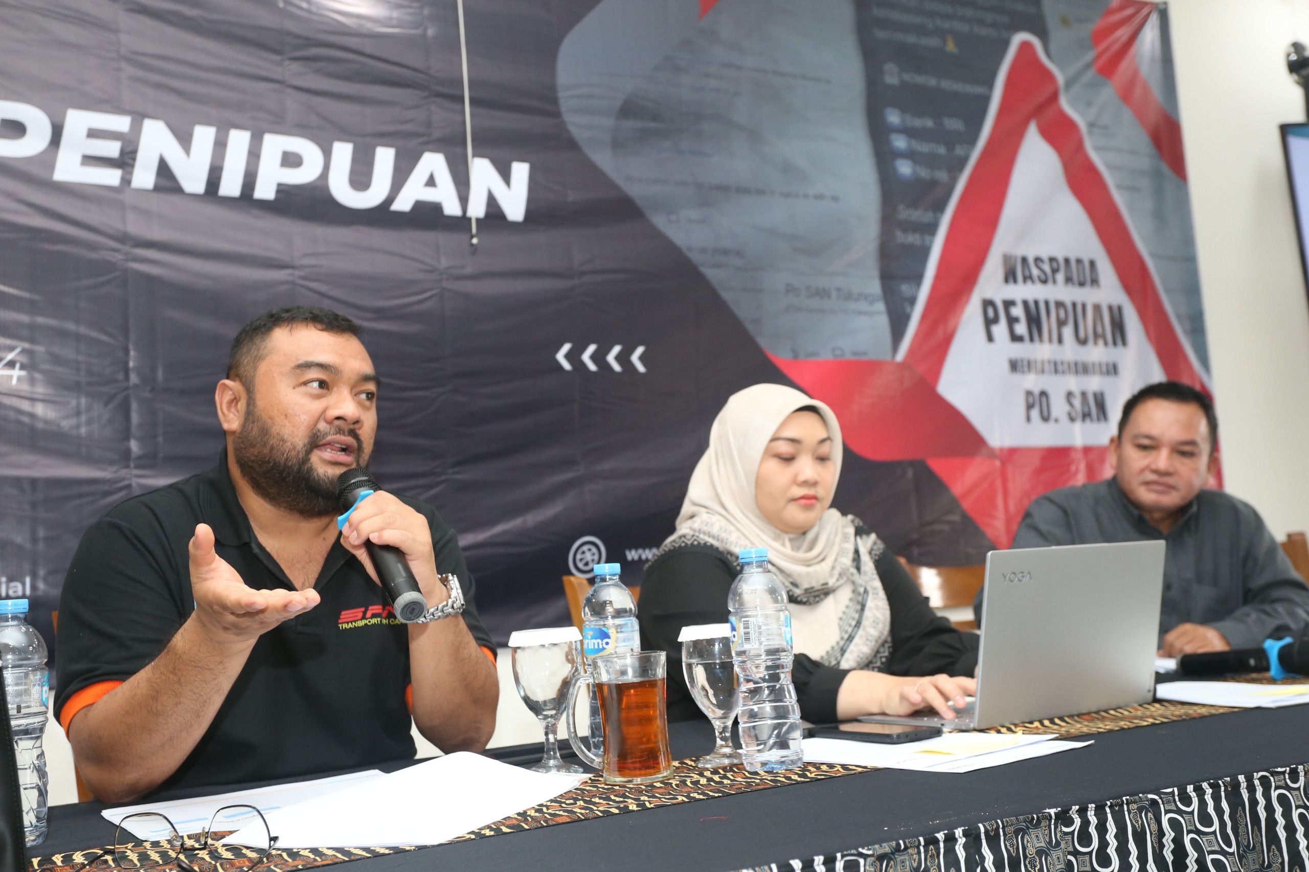 Kurnia Lesani Adnan (kiri) memberikan keterangan terkait tiket palsu yang merajalela