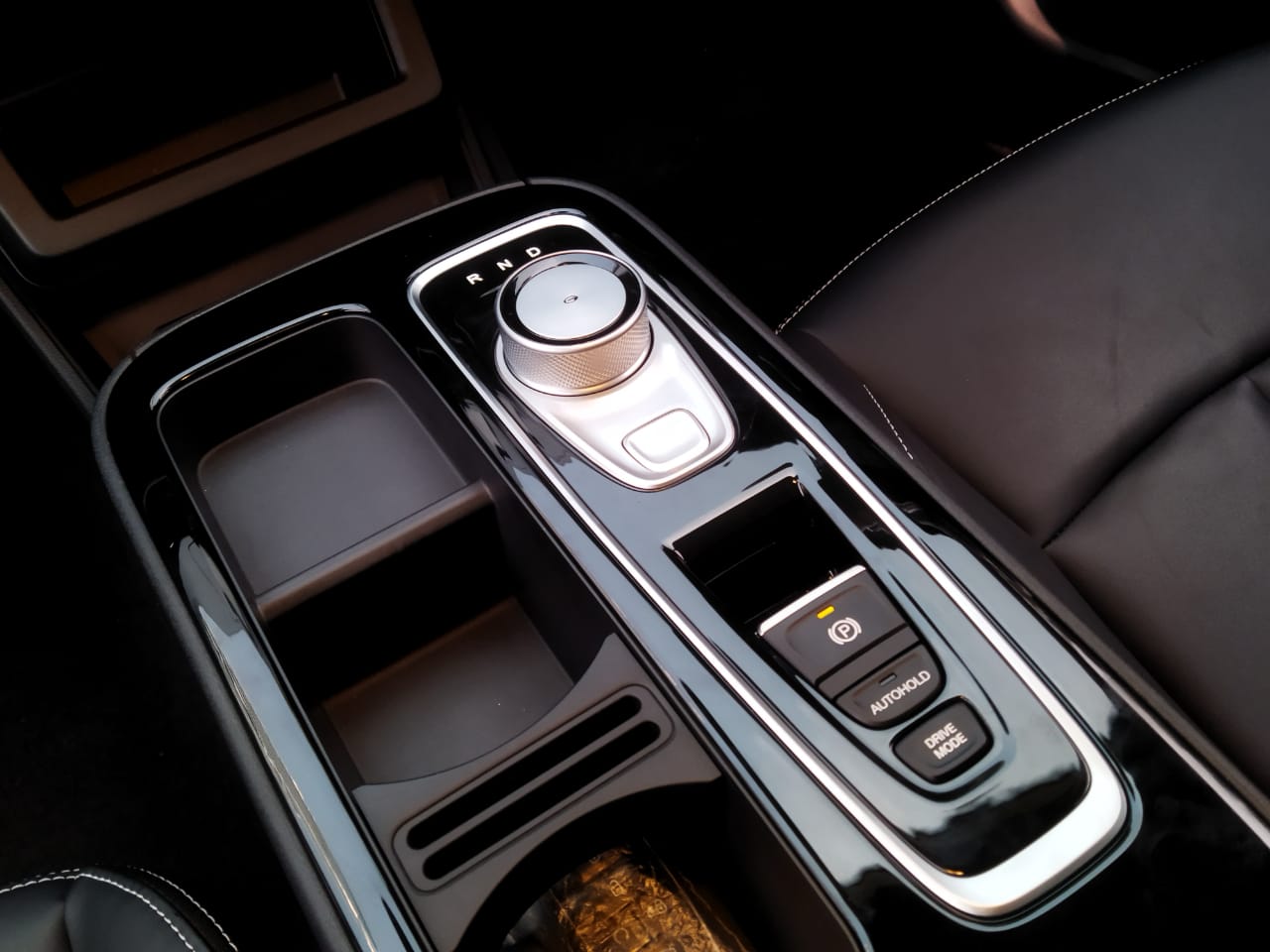 Tuas di konsol tengah mudah dijangkau dan terlihat simpel