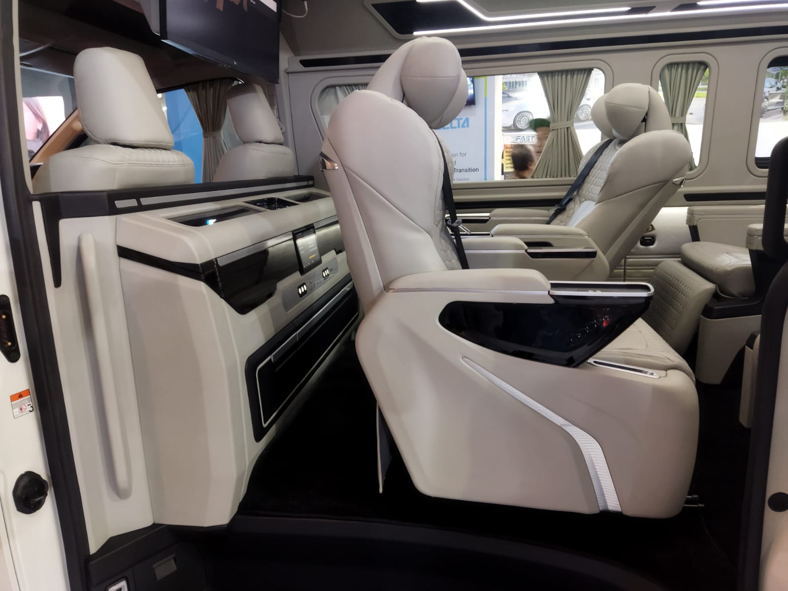 Jok baris kedua bisa diputar 360 derajat