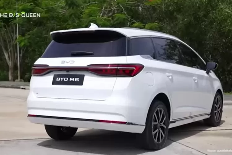 Tampilan belakang BYD M6