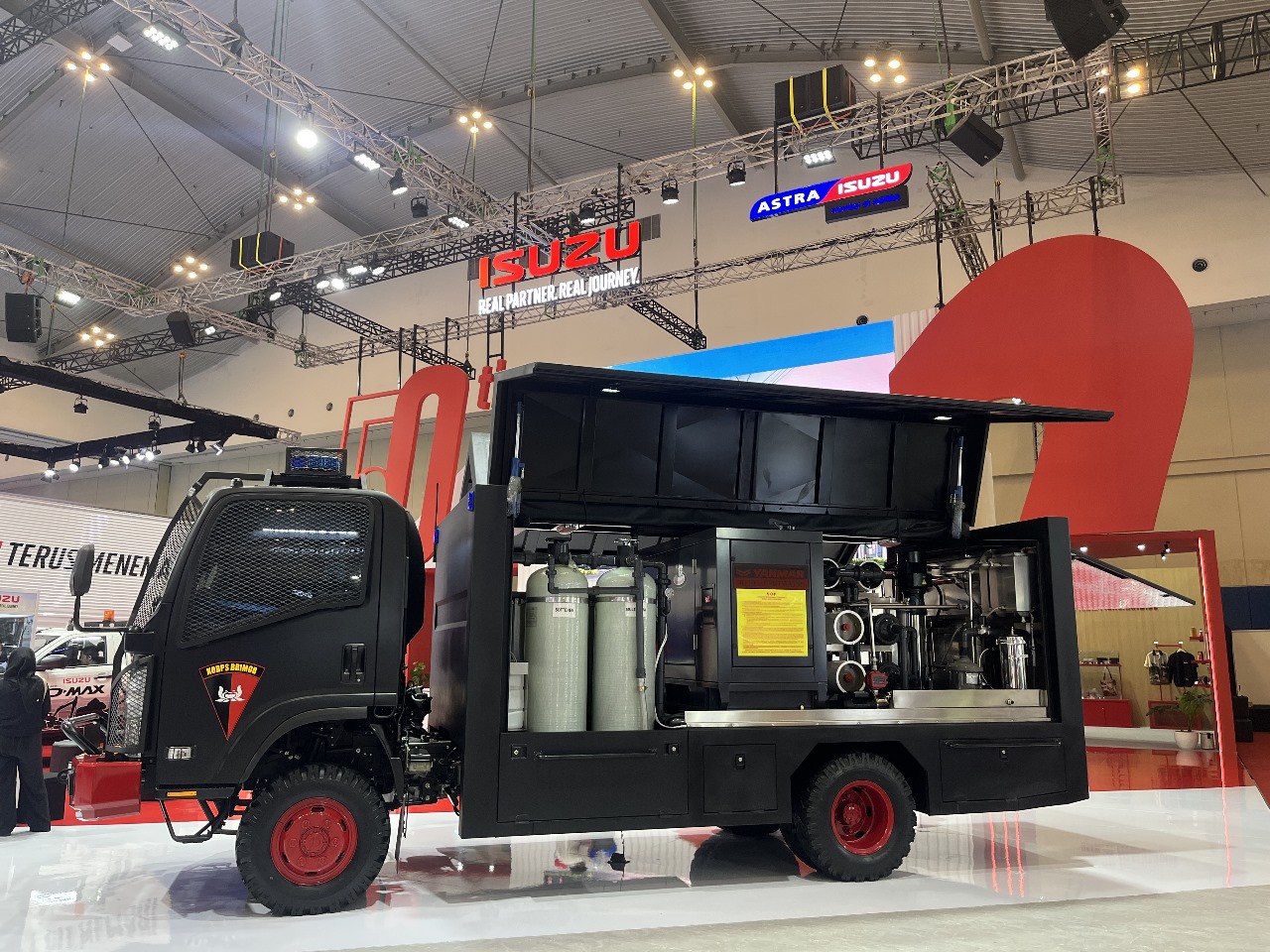 Daftar Karoseri Terbaik Partner Isuzu Untuk Merambah Berbagai Industri Tampilan samping Isuzu ELF NPS 4X4 jadi kendaraan penjernih air