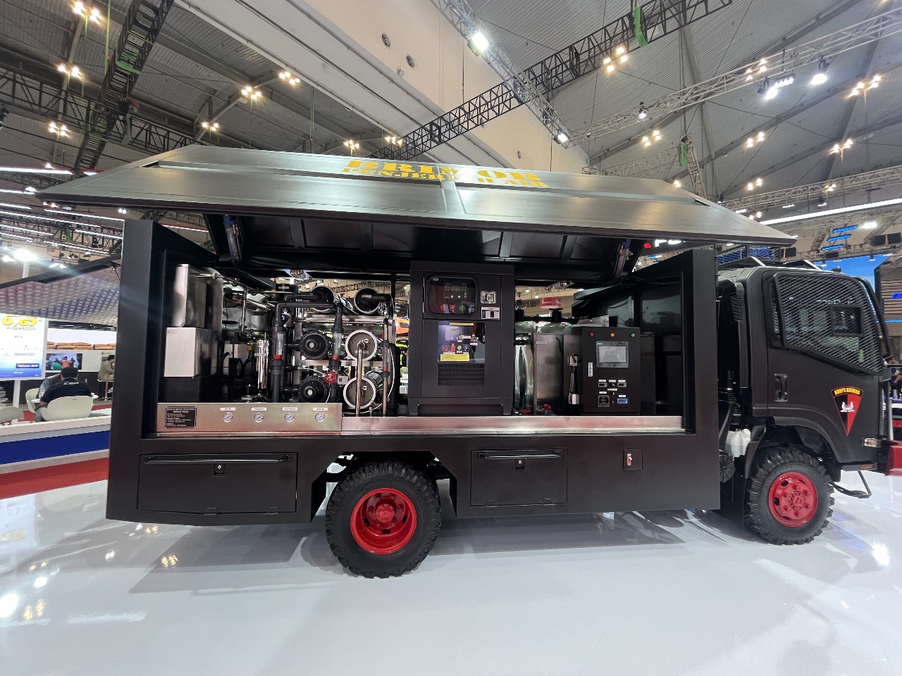 Napak Tilas Menuju Tahun Emas Isuzu di Indonesia Isuzu ELF NPS 4X4 jadi kendaraan penjernih air Brimob