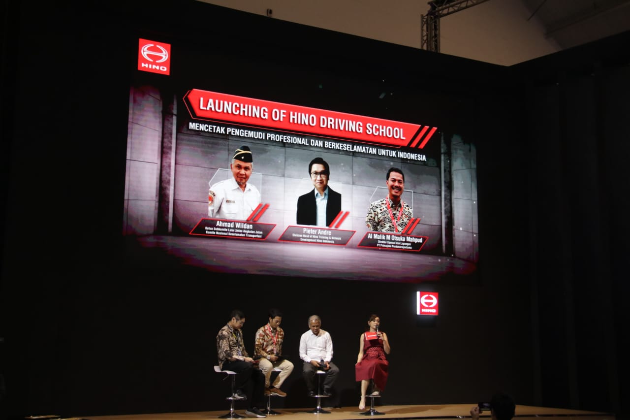 Salah satu aspek kurikulum Hino Driving School meliputi Smart Driving seperti sikap