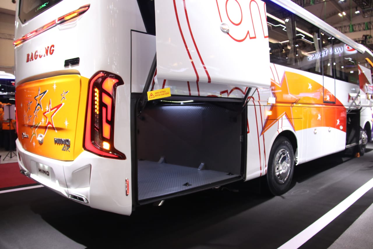 Keunikan Hino Bus AK 240 Space Frame, Bikin PO Ini Langsung Beli 29 Unit! Keunikan Hino Bus AK 240 Space Frame punya ruang bagasi lebih besar