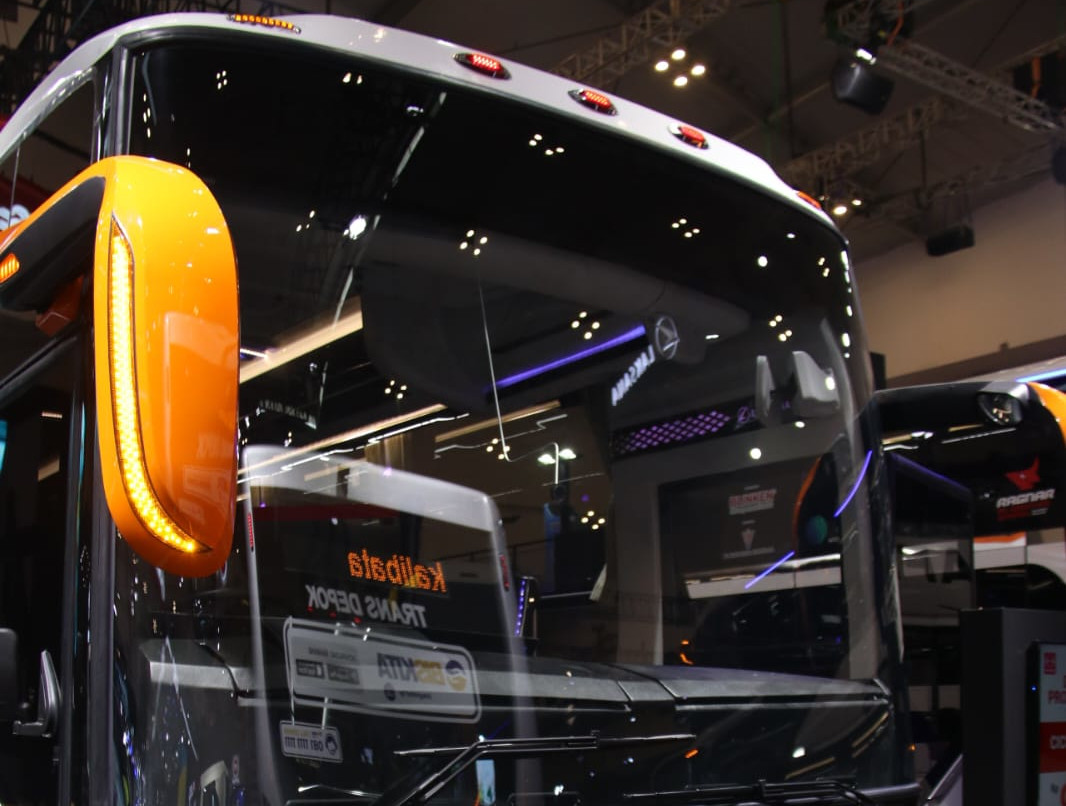 Keunikan Hino Bus AK 240 Space Frame, Bikin PO Ini Langsung Beli 29 Unit! Kaca luas dengan desain spion baru