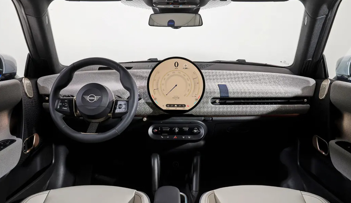 Layar melingkar model OLED berukuran 9,4 inci jadi suguhan utama di dasbor