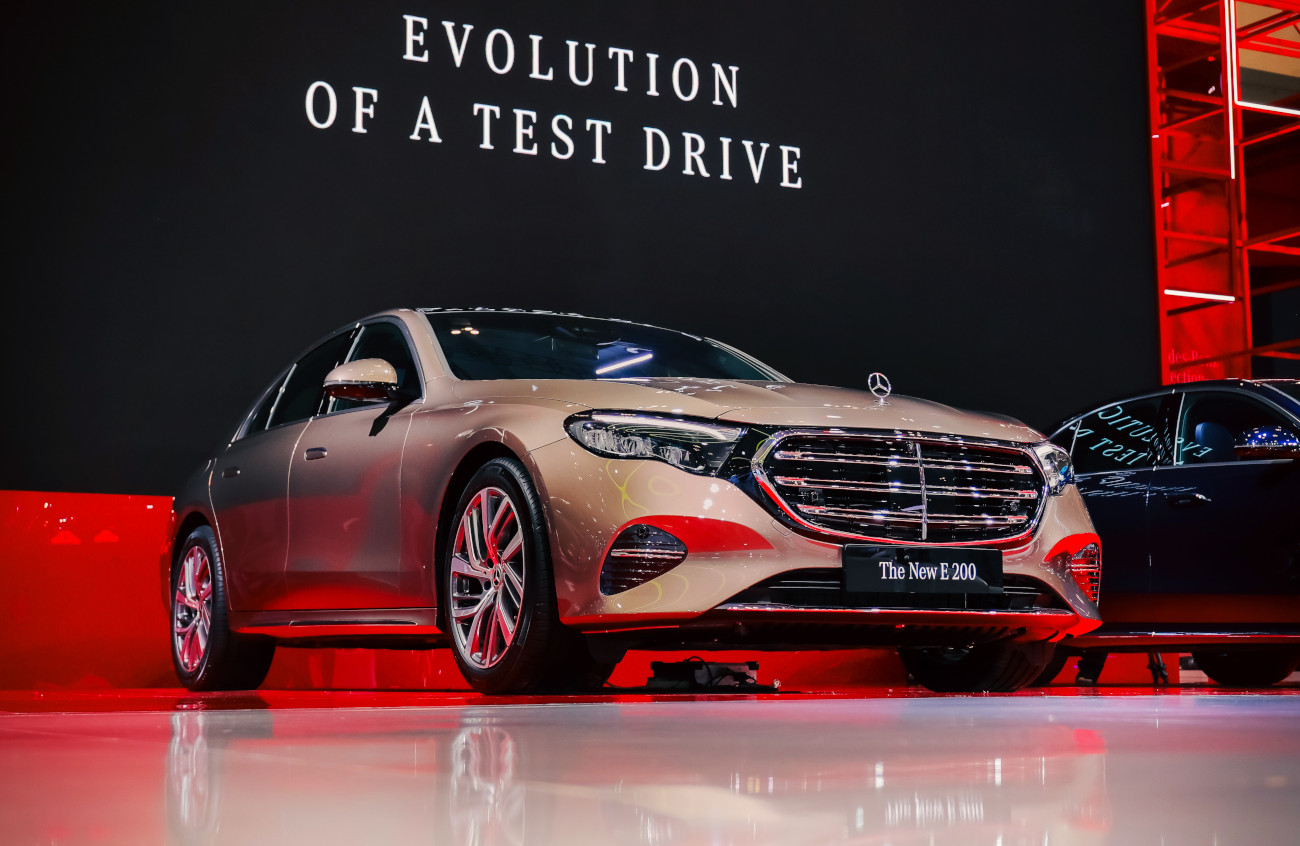 Mercedes-Benz. E 300 AMG Line dilengkapi dengan paket bantuan mengemudi canggih