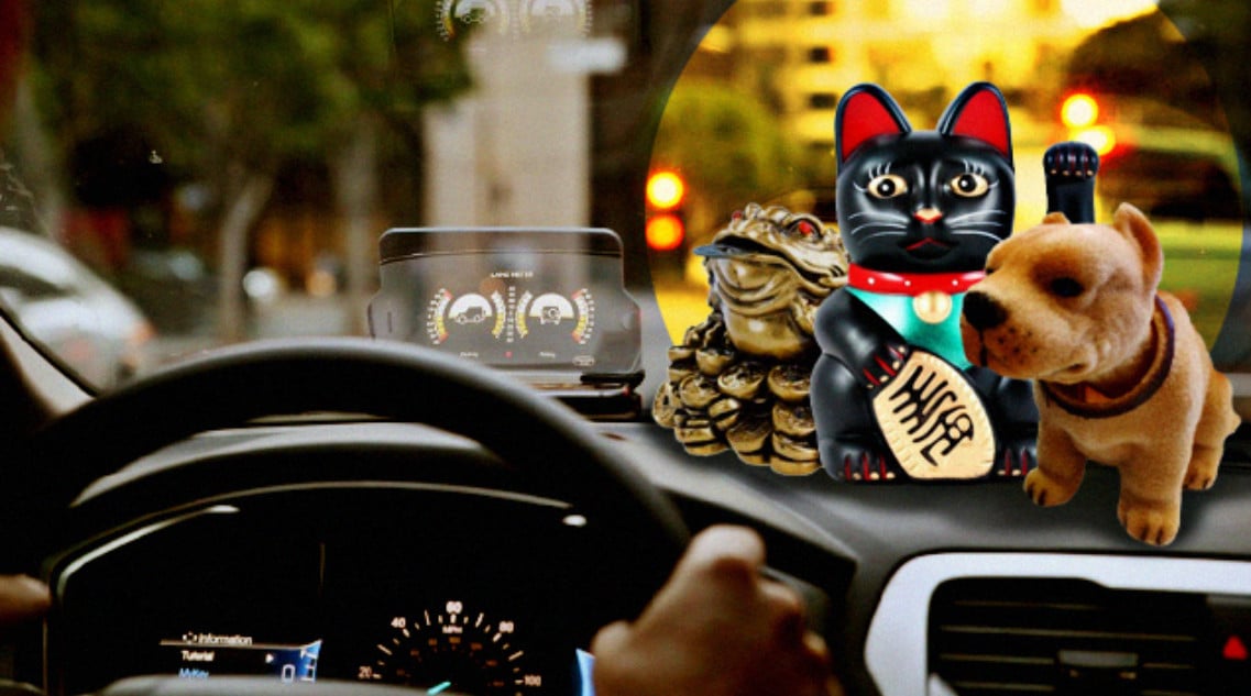 Meletakkan banyak barang di dasbor berpotensi mengurasi fungsionalitas airbag 