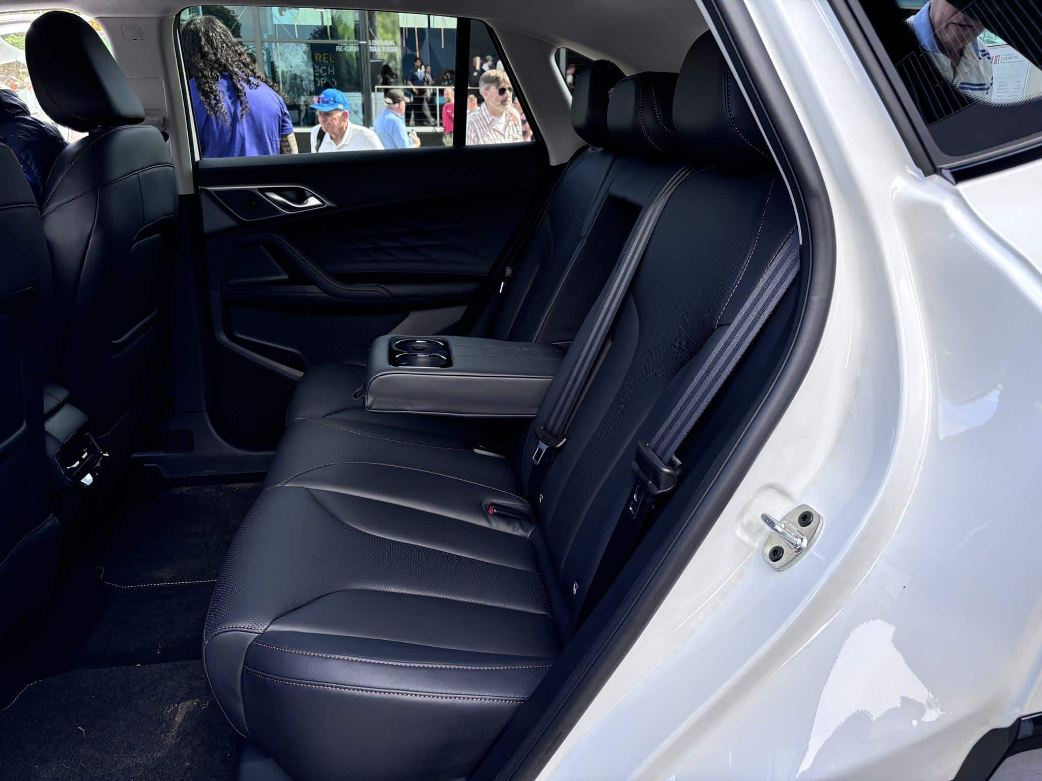 MG HS Gen-2 Model PHEV dan ICE Meluncur di Goodwood Ruang baris kedua MG HS gen-2