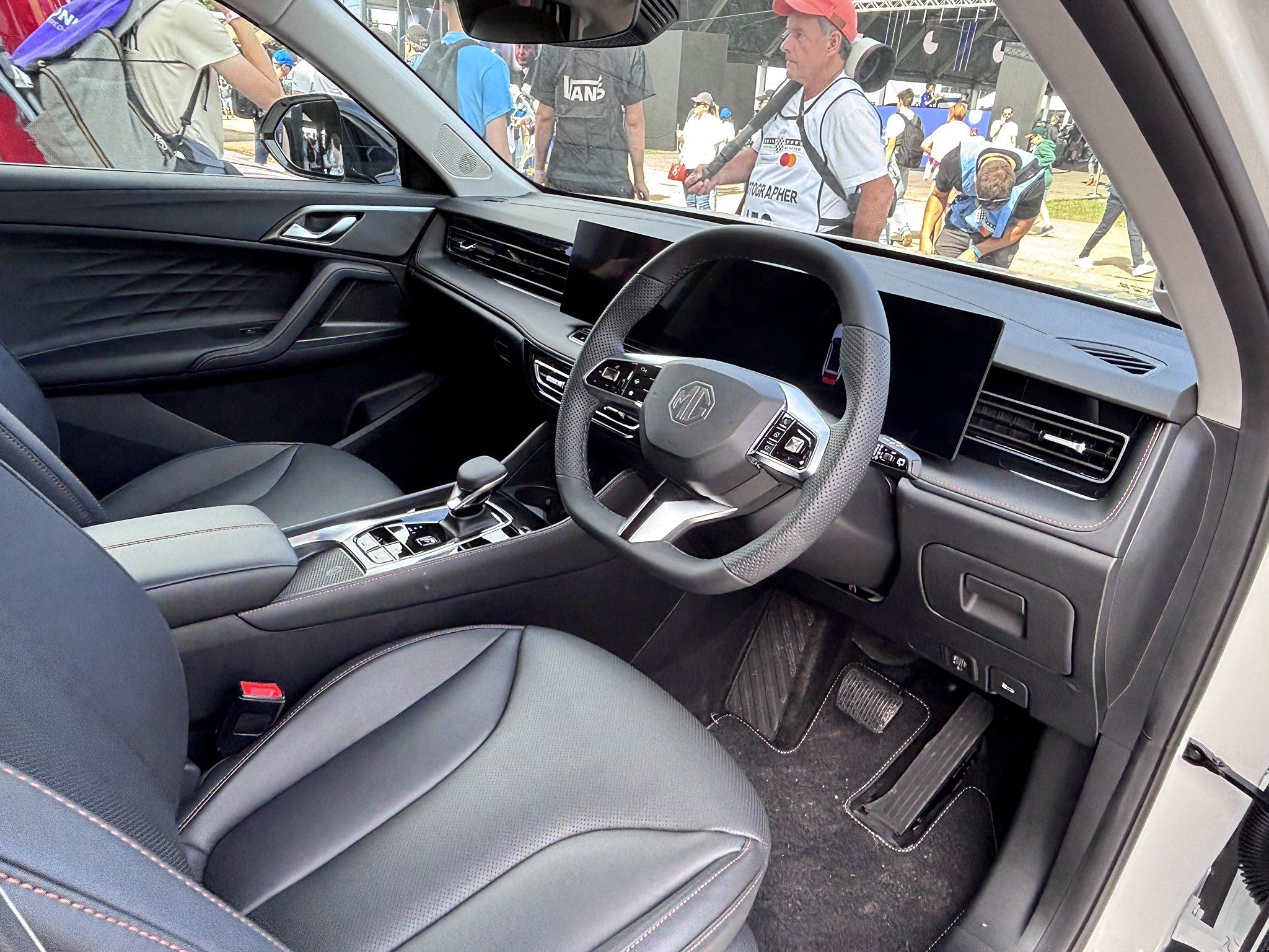 MG HS Gen-2 Model PHEV dan ICE Meluncur di Goodwood Area baris pertama dan dasbor MG HS gen-2