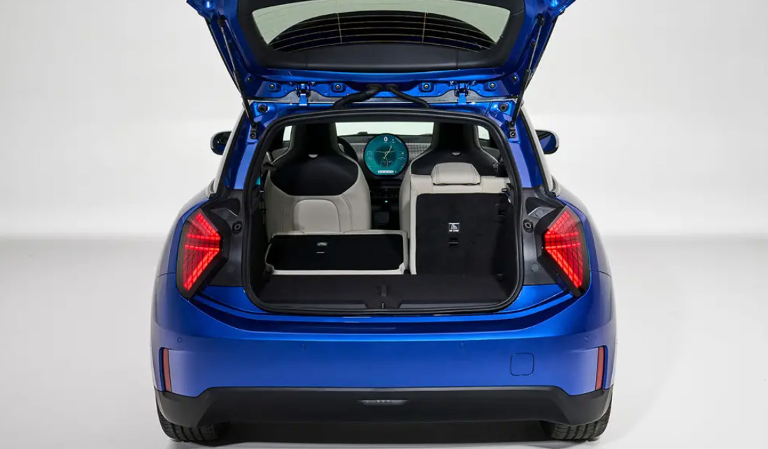 Ruang bagasi belakang MINI Cooper SE tetap sempit