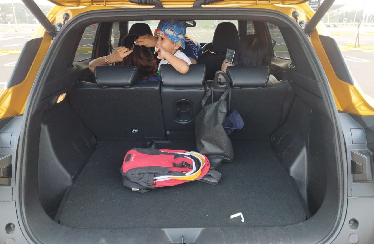 Bagasi belakang XForce lega dengan fitur Hands-free Power Liftgate sampai ayunan kaki