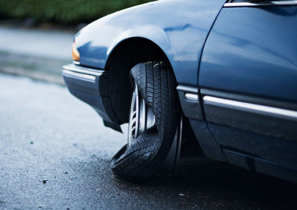 Ban mobil kempis tetap dipaksa jalan