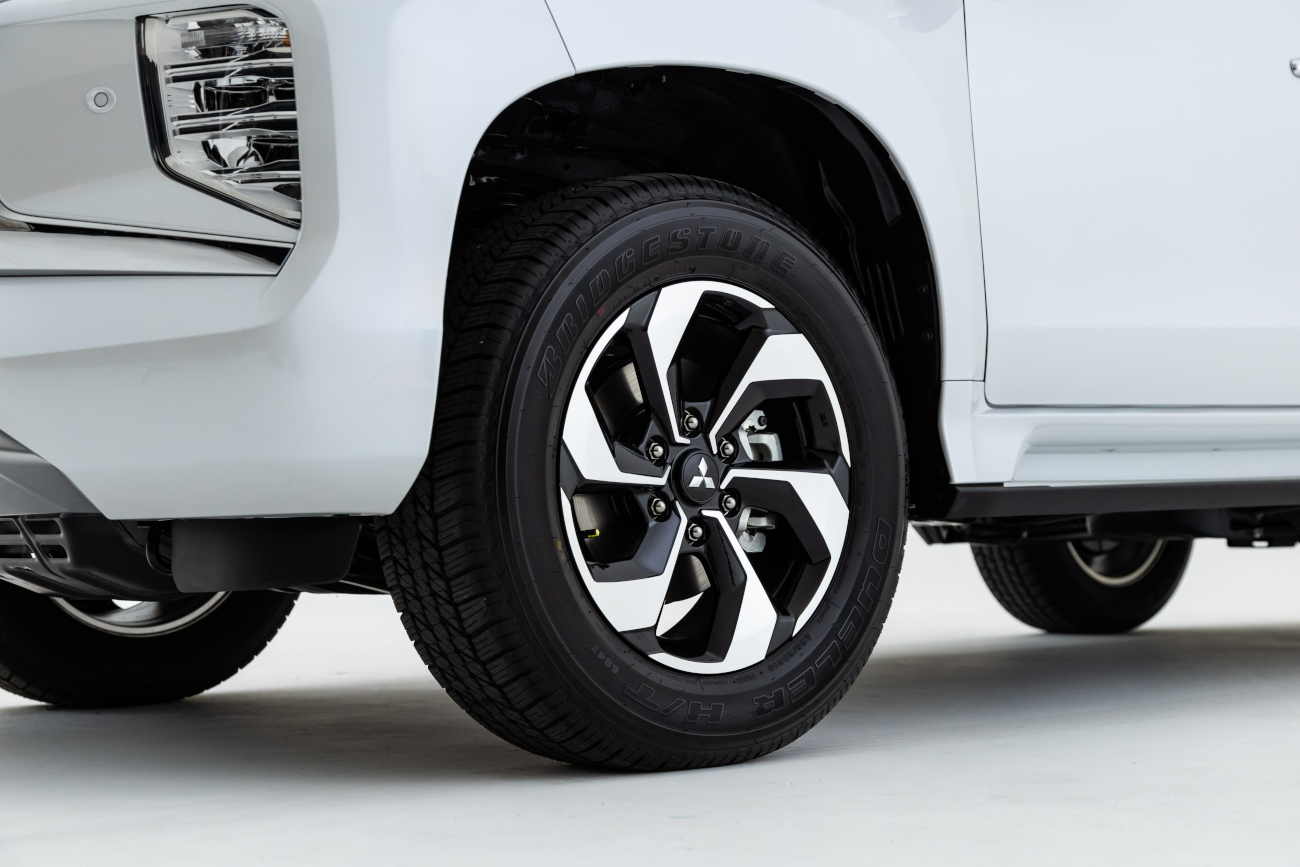 Berdandan Lebih Elegan, Cara New Mitsubishi Pajero Sport Menangkan Hati Pelanggan Velg baru bermotif dual-tone ukuran hingga 18 inci