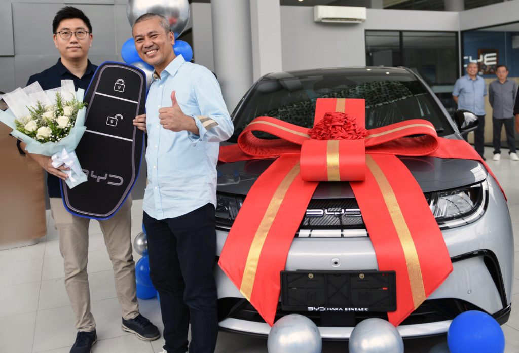 Serah terima 5 unit mobil listrik BYD di showroom Bintaro, termasuk Dolphin